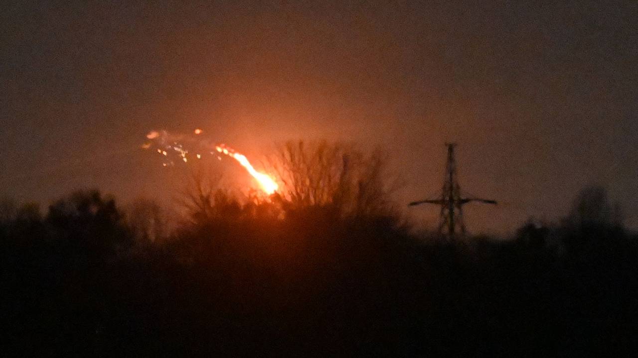 Das Foto zeigt eine russische Drohne, die am 14. November 2025 während der russischen Invasion in der Ukraine von der ukrainischen Luftabwehr über Kijiw abgeschossen wurde.