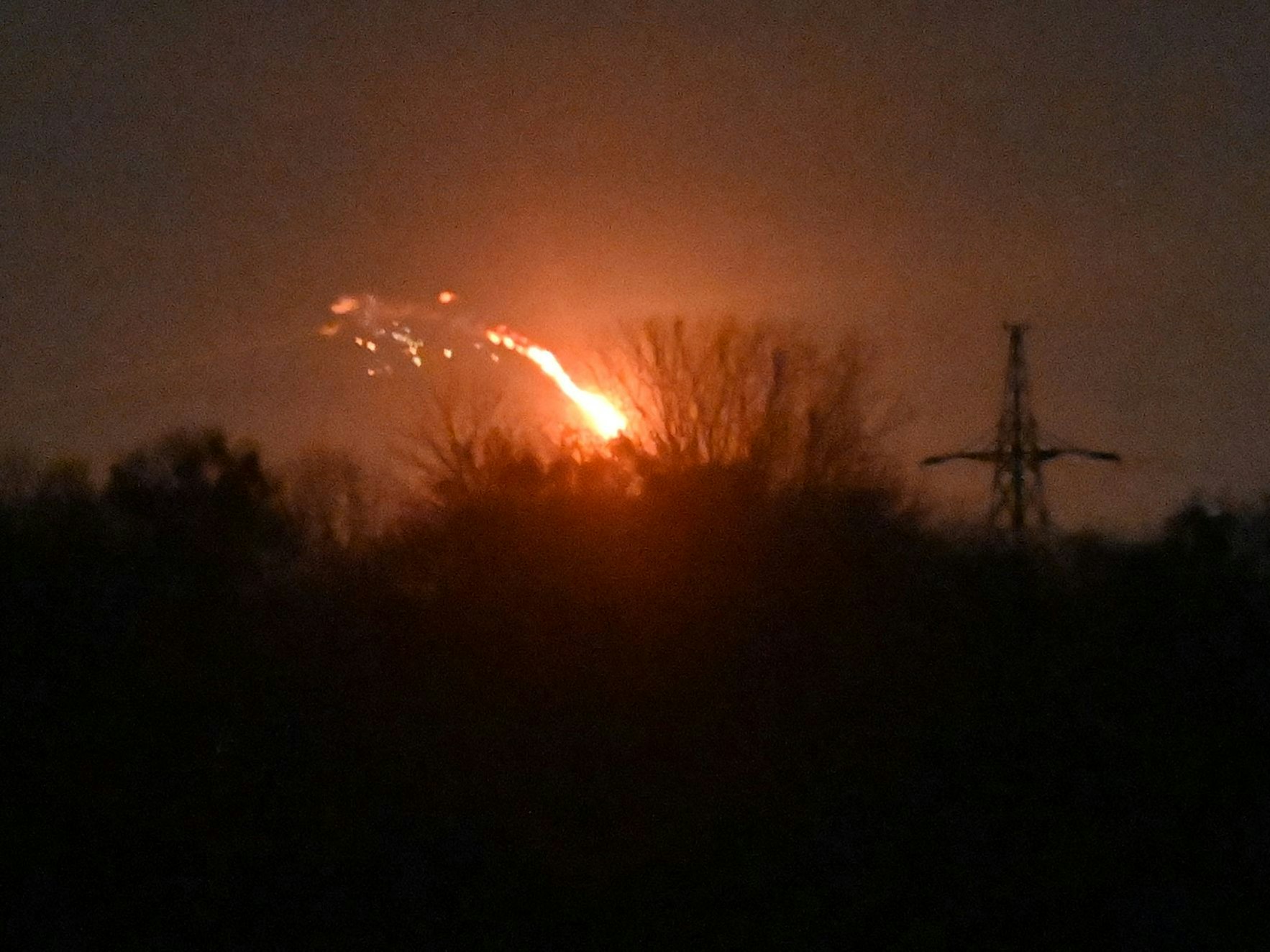 Das Foto zeigt eine russische Drohne, die am 14. November 2025 während der russischen Invasion in der Ukraine von der ukrainischen Luftabwehr über Kijiw abgeschossen wurde.