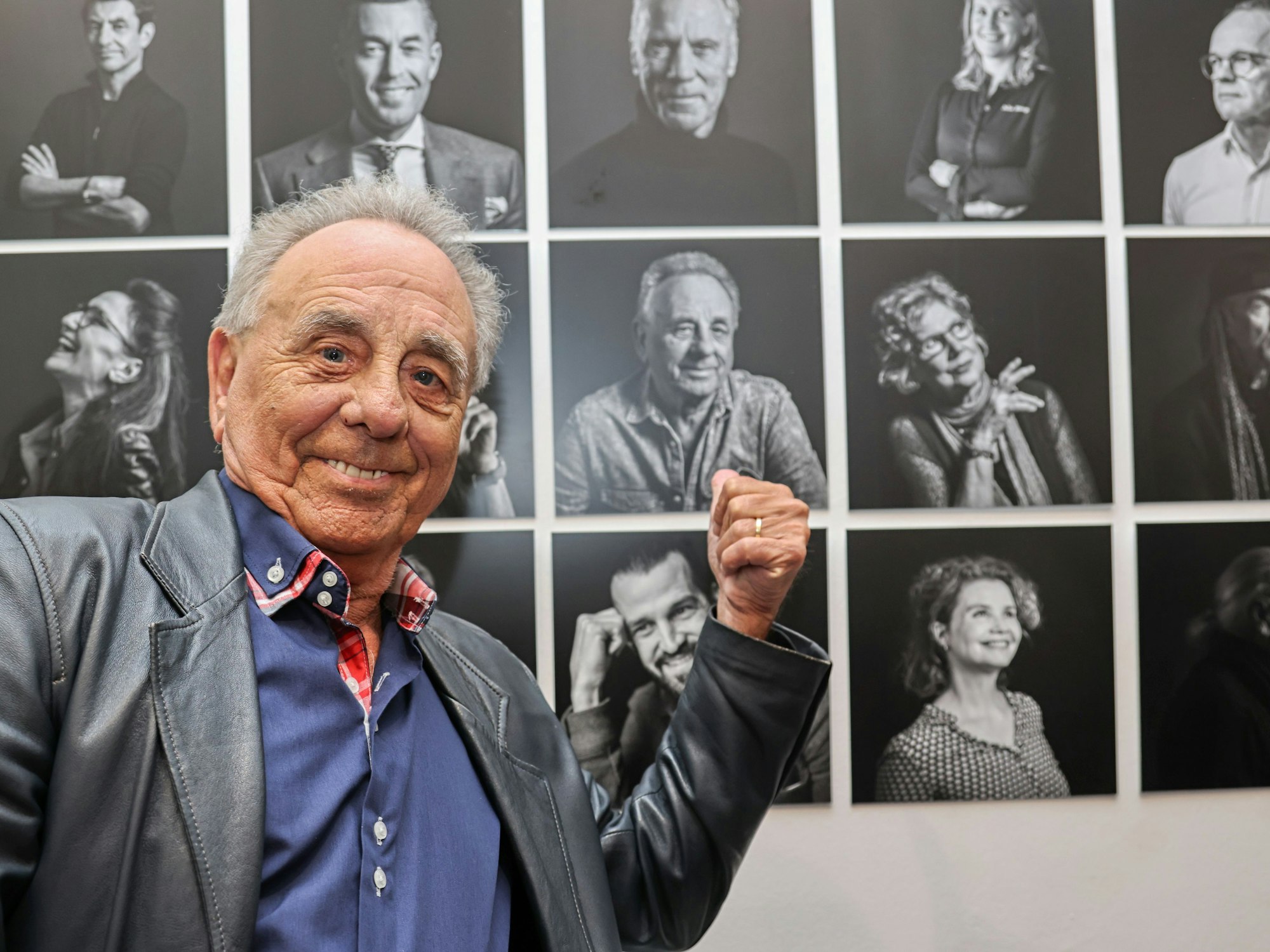 Erry Stoklosa zeigt auf sein Portait in schwarz-weiß.