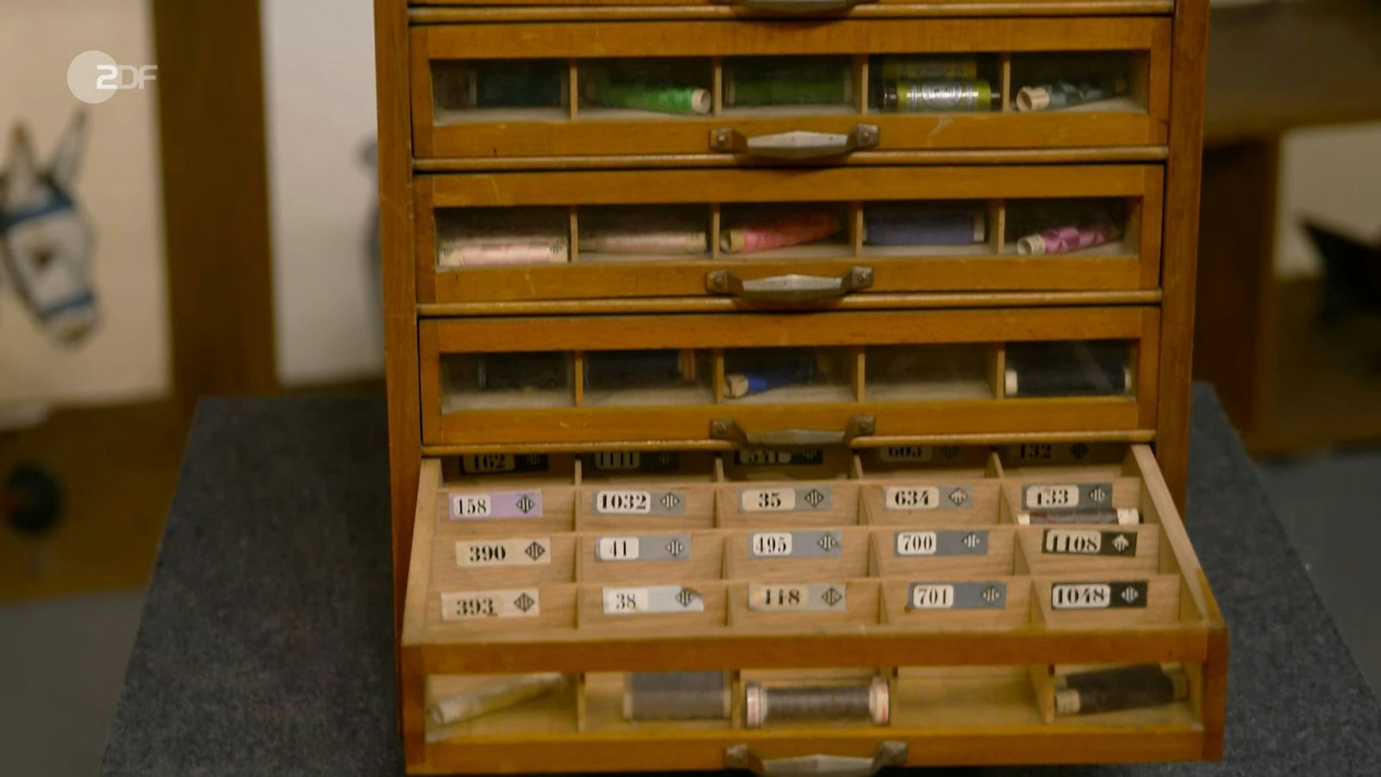 Den Wert des Nähgarn-Schränkchens aus den 1940er- oder 50er-Jahren schätzte der Experte auf 350 bis 420 Euro. Elke Velten zahlte 270 Euro dafür.
(Bild: ZDF)