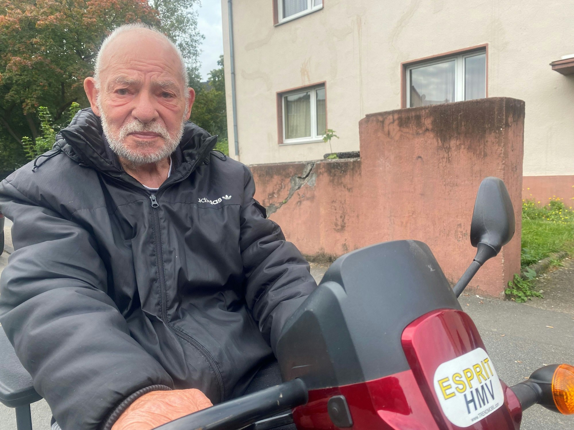 Ein Mann sitzt auf einem Gefährt.