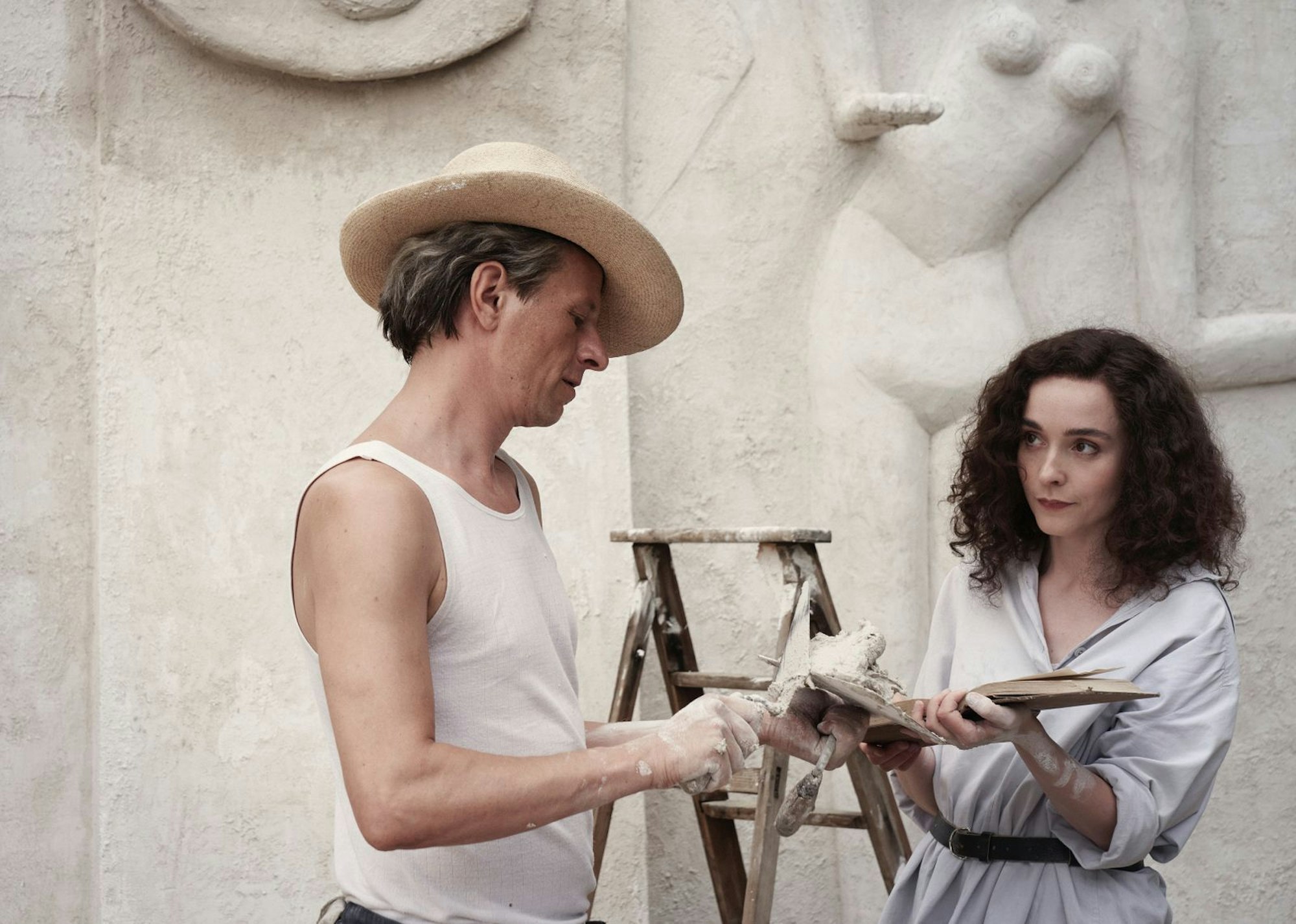 Max Ernst (Alexander Scheer) ist Leonora Carringtons (Olivia Vinall) große Liebe. (Bild: Mirjam Kluka/Dragonfly films/Alamode Film)