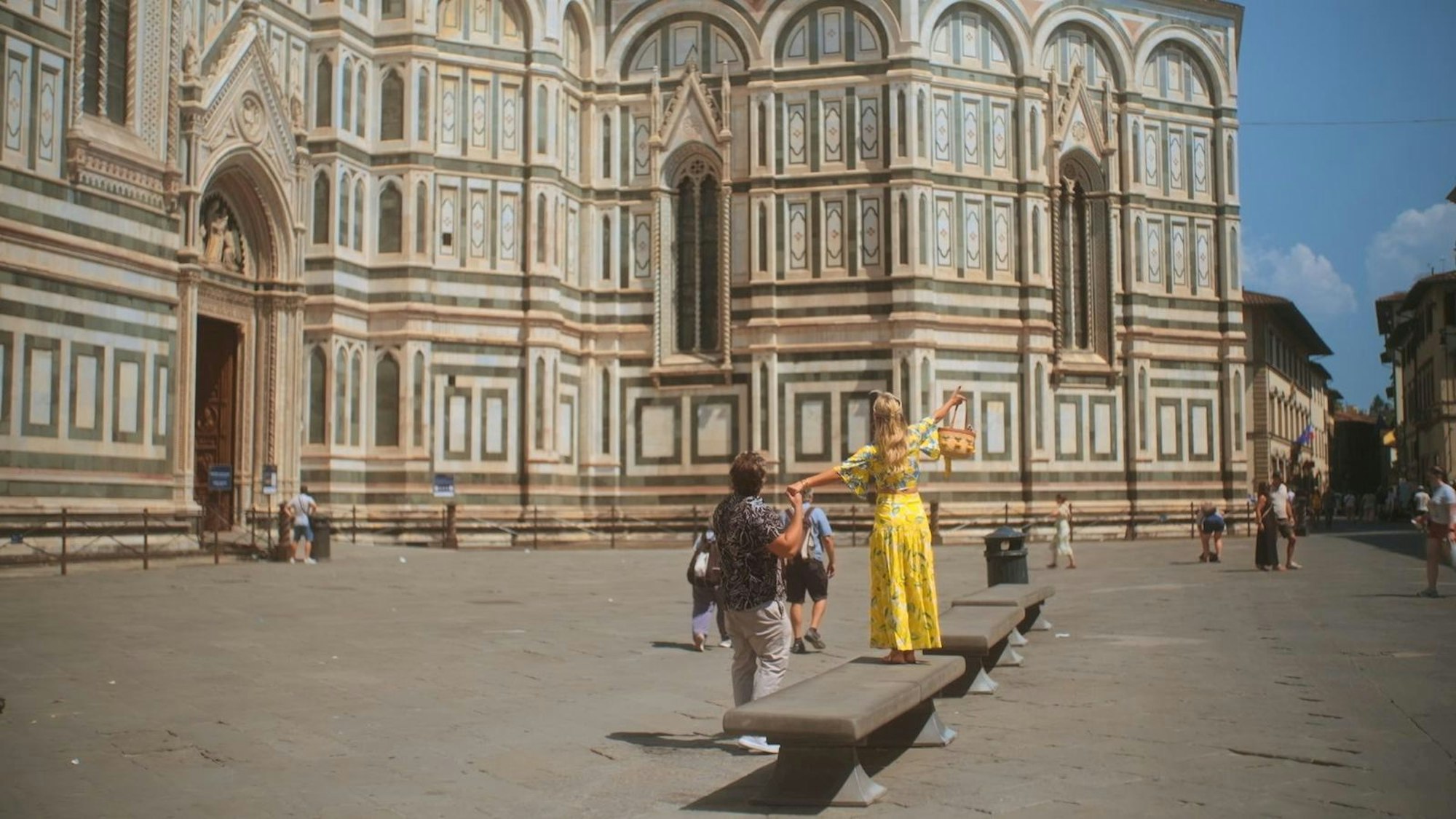 In Italien erlebt Evelyn Burdecki gemeinsam mit Tourguide Eduardo das „Dolce Vita“. (Bild: Sky/B 28)