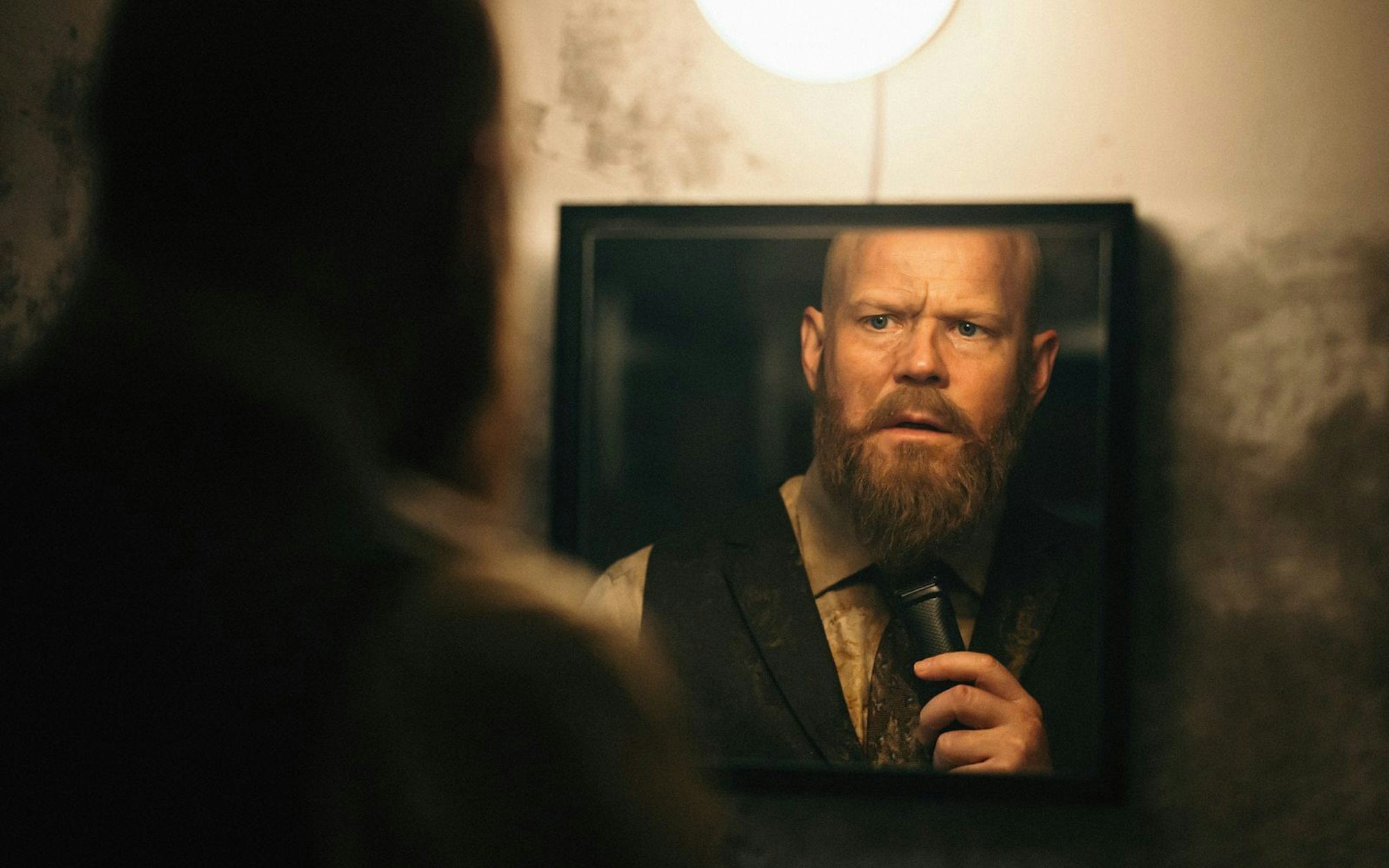 Tom (Anders Baasmo) hat einen schweren Fehler begangen. Seine Accounts wurden gehackt, sein Wirken als Internet-Troll wird öffentlich. (Bild: ZDF/LUKAS SALNA)