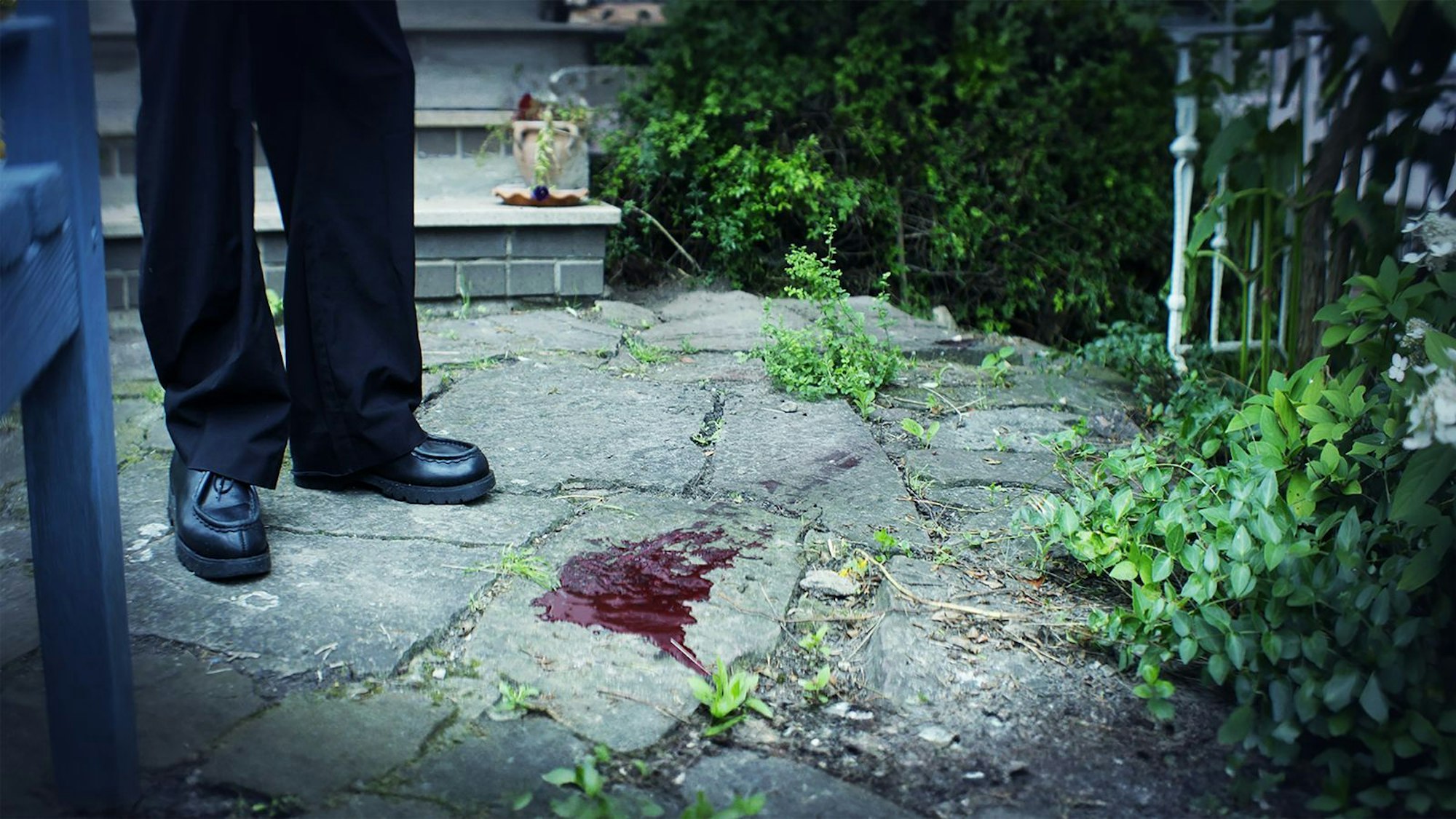 Blutspuren auf der Terrasse, im Garten und im Auto deuten daraufhin, dass Karsten M. nicht mehr am Leben ist. Seine Leiche wurde bis heute nicht gefunden. (Bild: ZDF/Tobias Schütze)