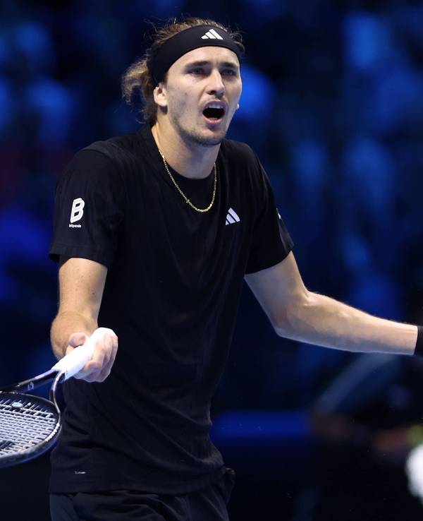 Alexander Zverev ärgert sich bei einem Tennis-Spiel.