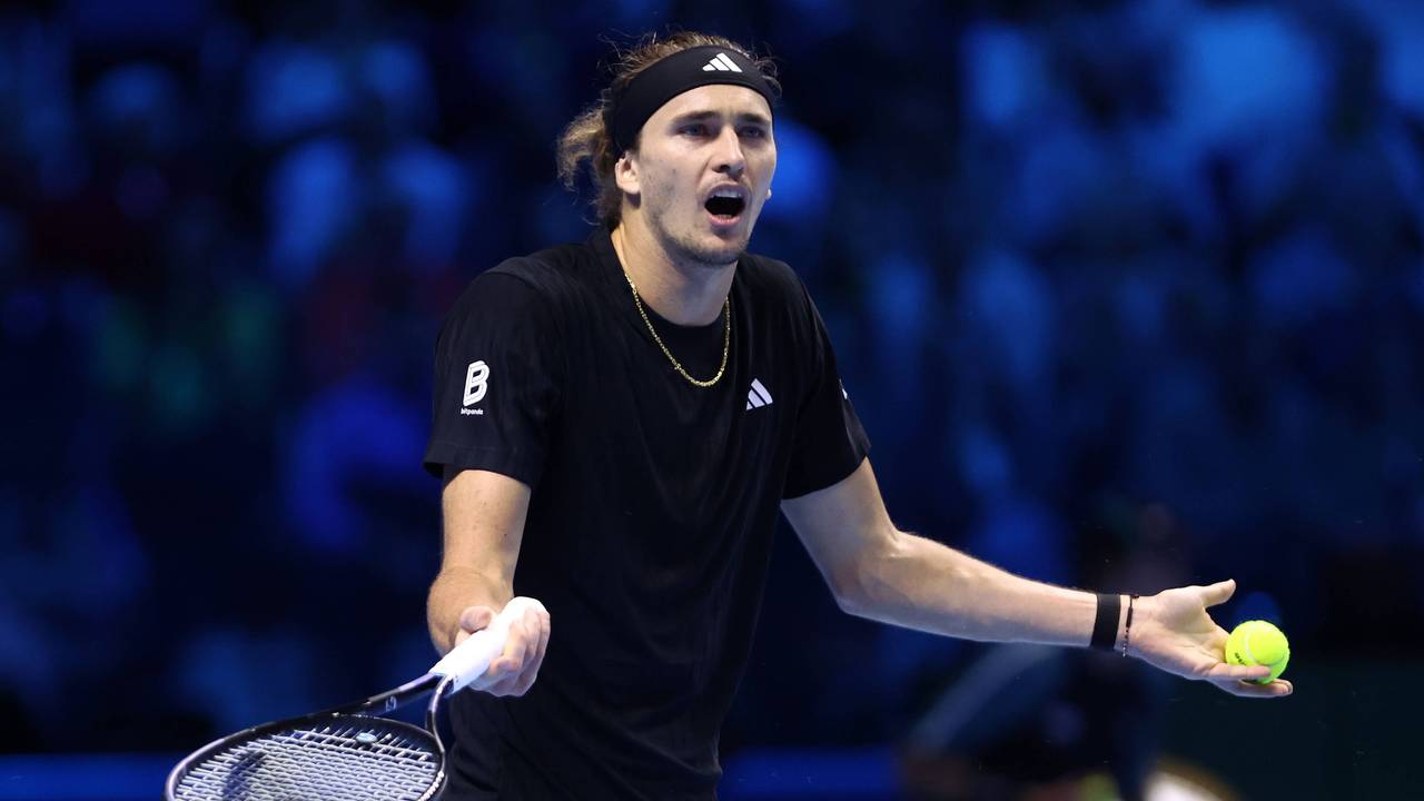 Alexander Zverev ärgert sich bei einem Tennis-Spiel.