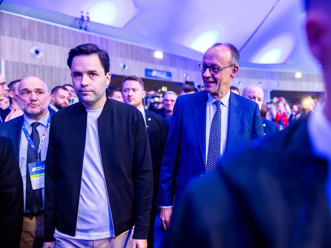 Johannes Winkel (l, CDU), Bundesvorsitzender der Jungen Union (JU), und Bundeskanzler Friedrich Merz (CDU) kommen beim Deutschlandtag der Jungen Union in die Veranstaltungshalle.