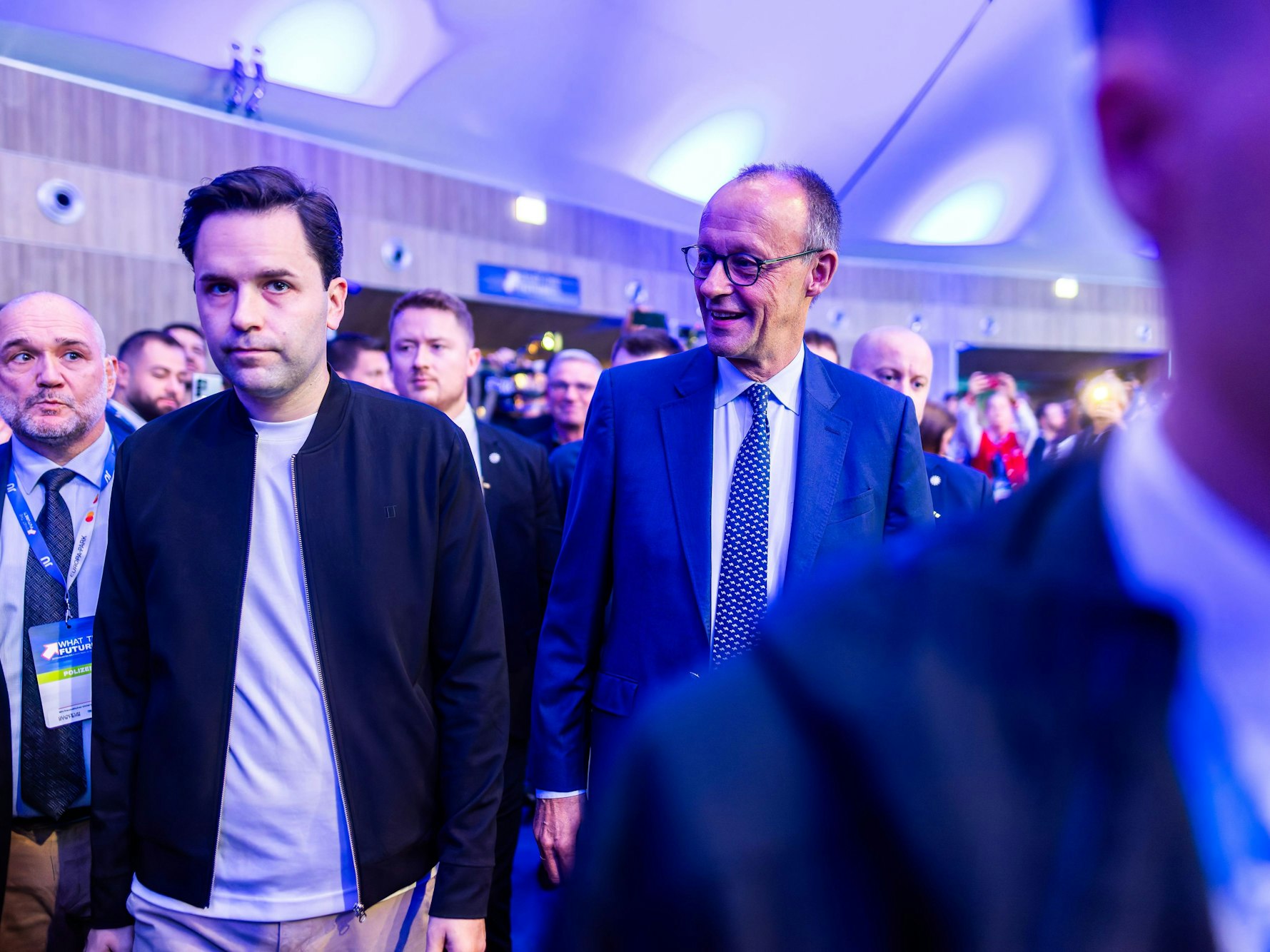 Johannes Winkel (l, CDU), Bundesvorsitzender der Jungen Union (JU), und Bundeskanzler Friedrich Merz (CDU) kommen beim Deutschlandtag der Jungen Union in die Veranstaltungshalle.