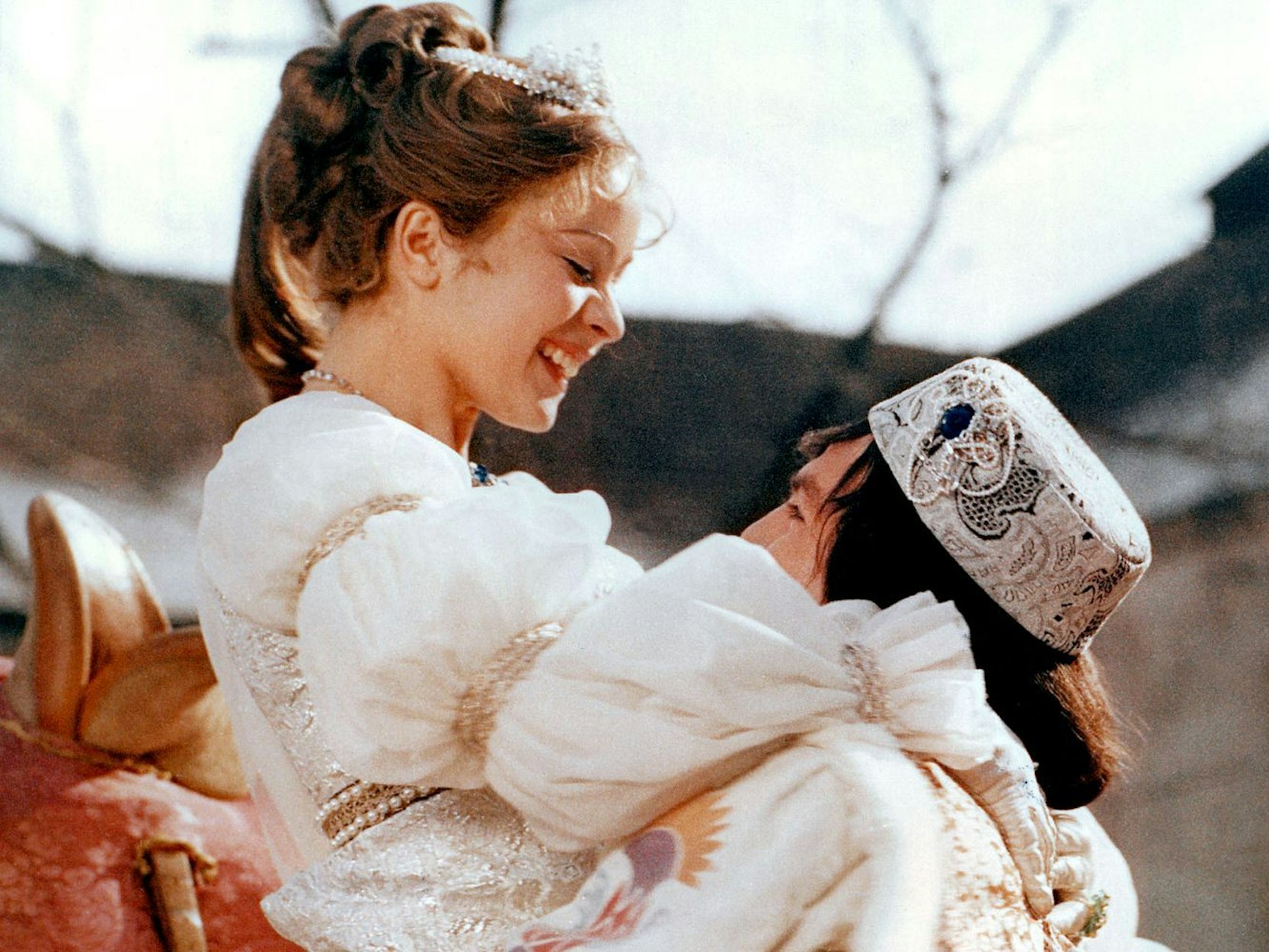 Vor 50 Jahren feierte der Film „Drei Haselnüsse für Aschenbrödel“ Premiere. Bis heute gilt die Geschichte über den Prinzen (Pavel Trávnícek) und Aschenbrödel (Libuse Safránková) als absoluter Klassiker in der Weihnachtszeit. (Bild: WDR/DRA)