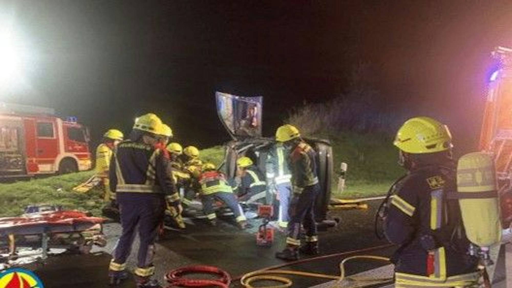 Nach dem heftigen Unfall bot sich den Rettungskräften ein Bild der Zerstörung.