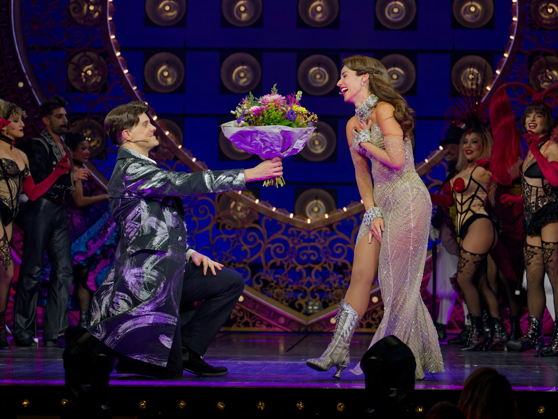 Sarah Engels als Santine erhält Blumen von Jonas Hein.