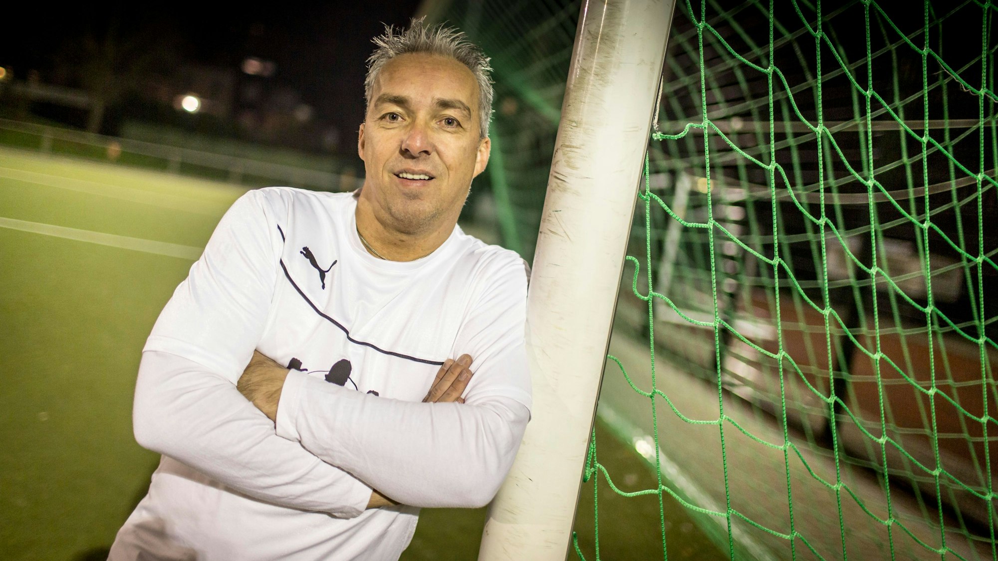 Guido Silberbach lehnt an einem Torpfosten.