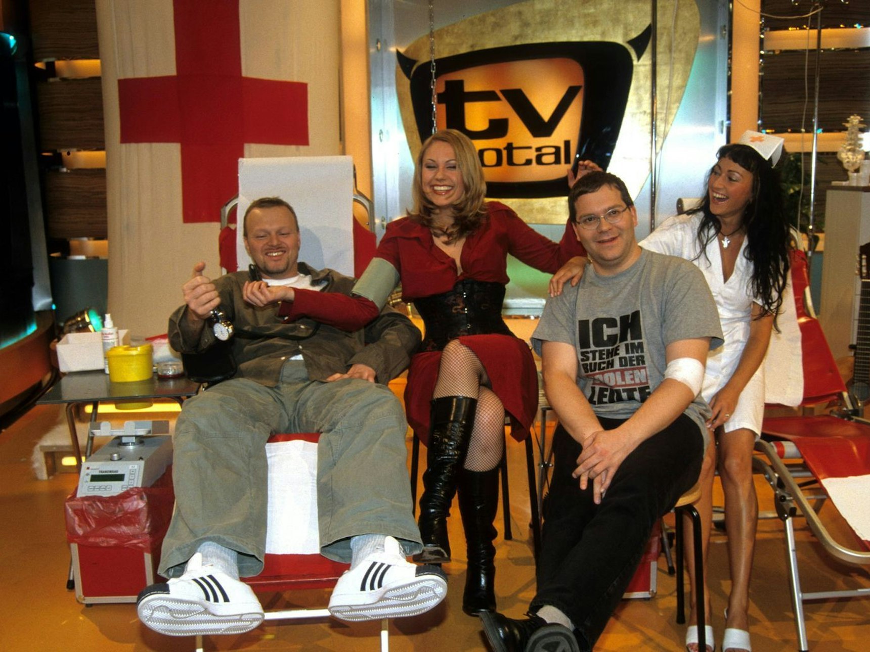 Im Jahr 2001 wurde Elton bei „TV Total“ der Showpraktikant von Stefan Raab. Seither standen die beiden Entertainer unzählige Male gemeinsam vor der Kamera. (Bild: IMAGO / Horst Galuschka)