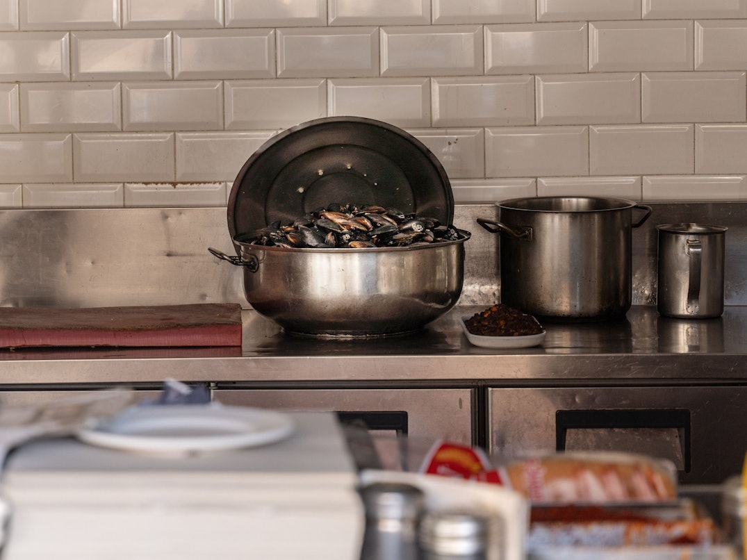 In einem türkischen Stand für Streetfood, der von den türkischen Behörden geschlossen wurde, steht noch ein Topf mit Muscheln.