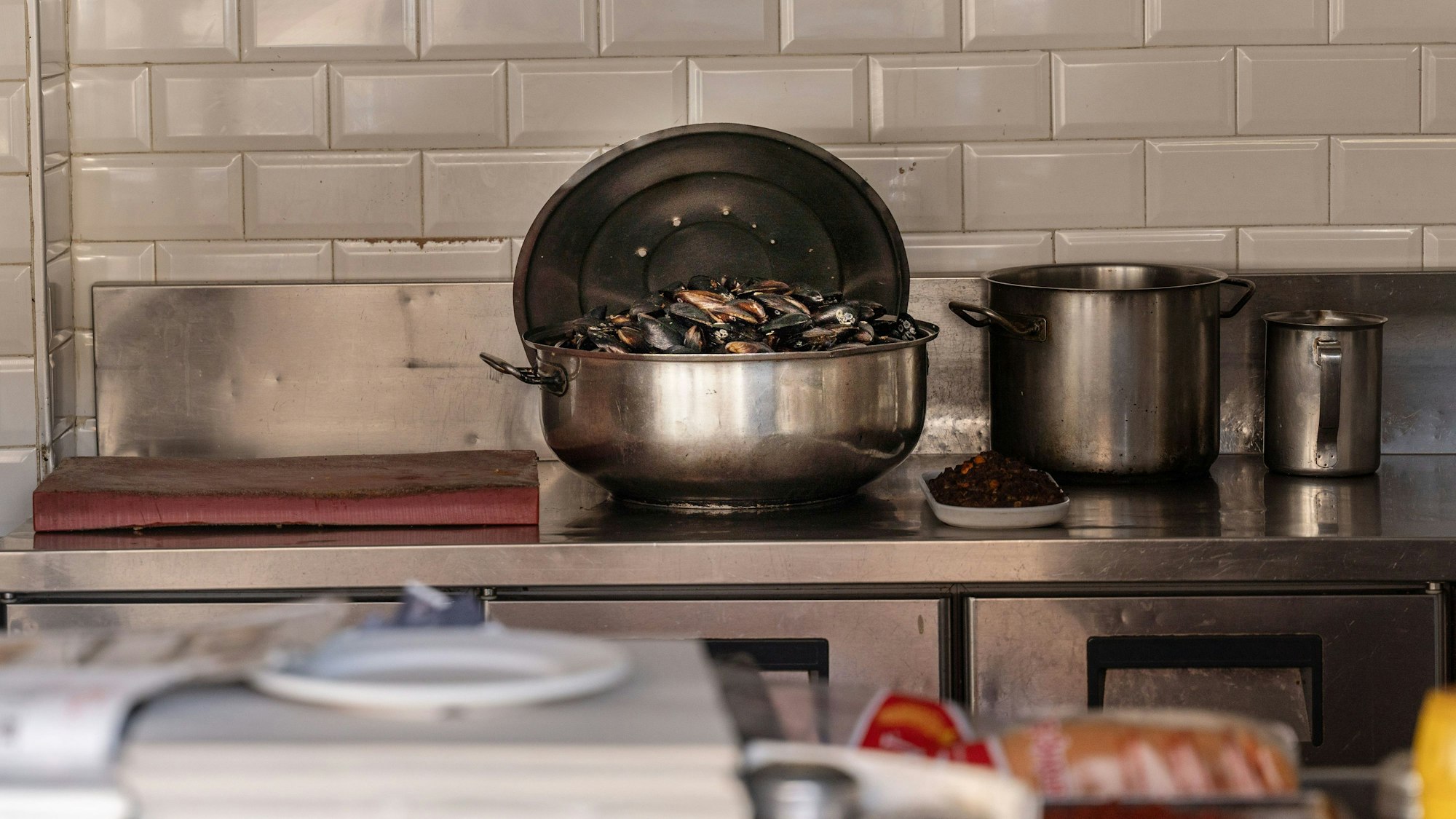 In einem türkischen Stand für Streetfood, der von den türkischen Behörden geschlossen wurde, steht noch ein Topf mit Muscheln.