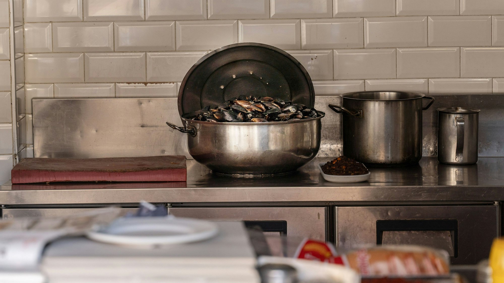 In einem türkischen Stand für Streetfood, der von den türkischen Behörden geschlossen wurde, steht noch ein Topf mit Muscheln.