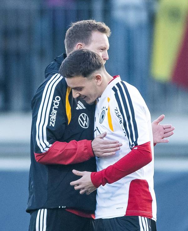 Said El Mala wird von Bundestrainer Julian Nagelsmann umarmt.
