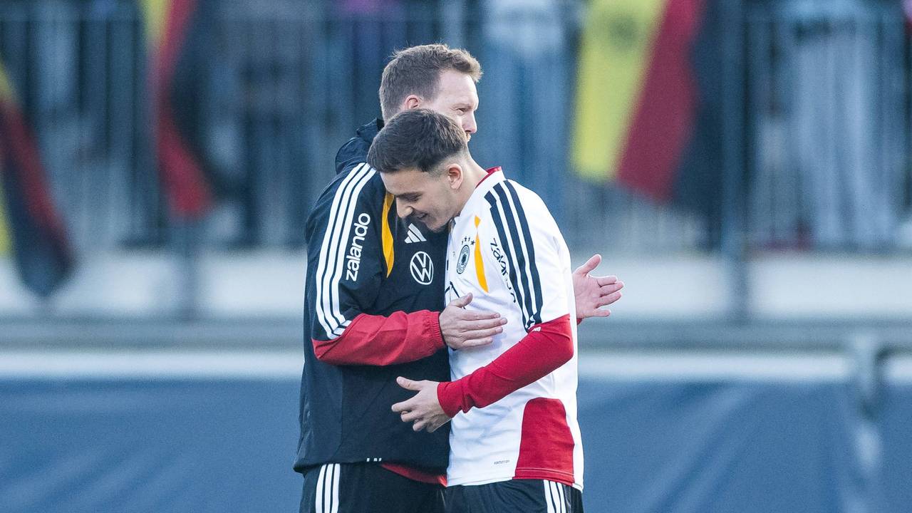 Said El Mala wird von Bundestrainer Julian Nagelsmann umarmt.