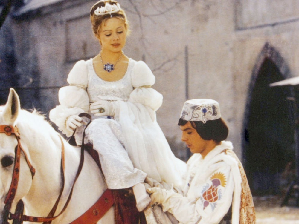 In „Drei Haselnüsse für Aschenbrödel“ verzaubern Prinz (Pavel Trávnícek) und Aschenbrödel (Libuse Safránková) seit Jahren das Publikum in der Weihnachtszeit. Dieses Jahr ist der Film 19 Mal im Fernsehen zu sehen. (Bild: WDR/DRA)