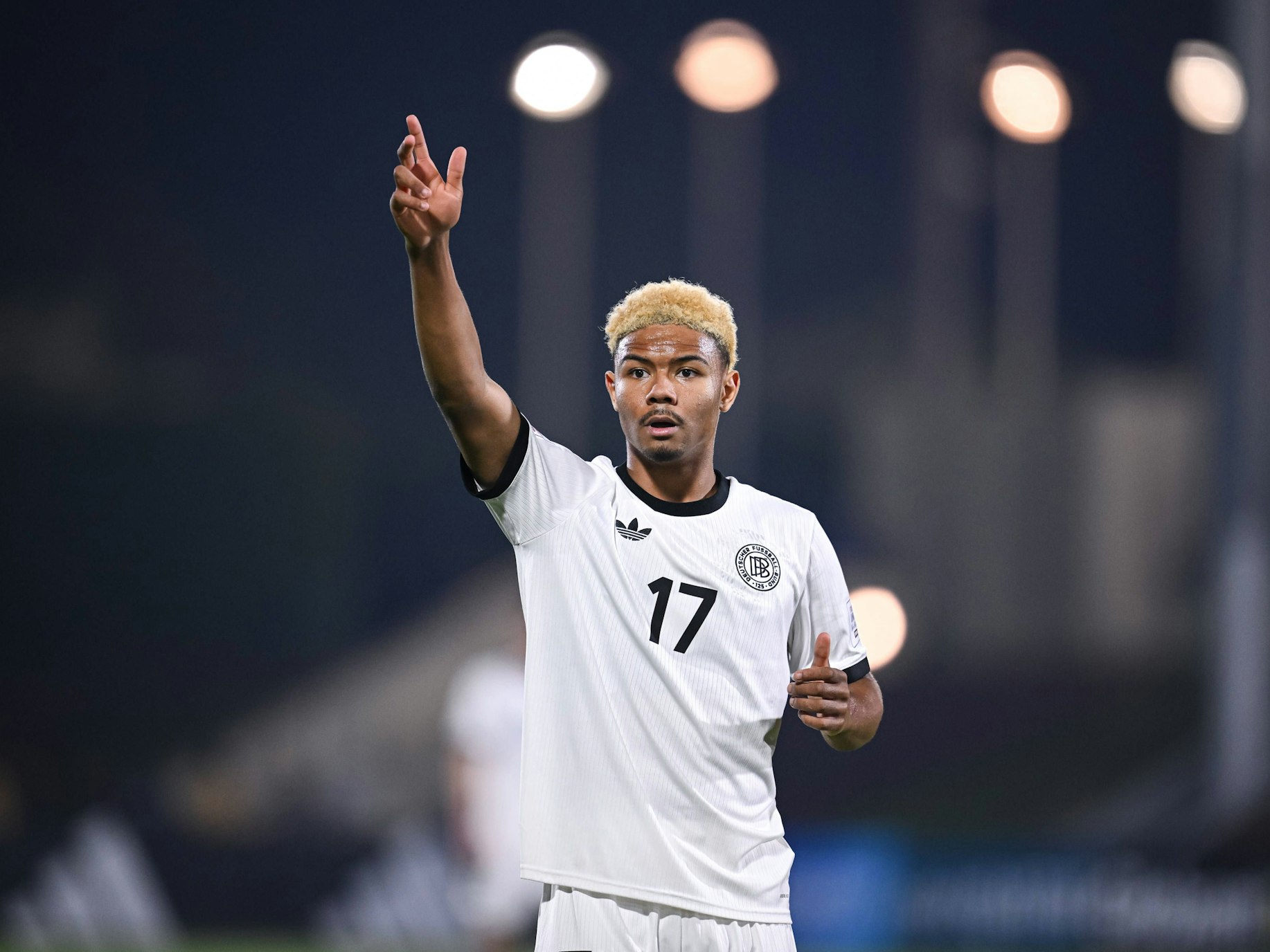 Maik Afri Akumu gestikuliert auf dem Platz.