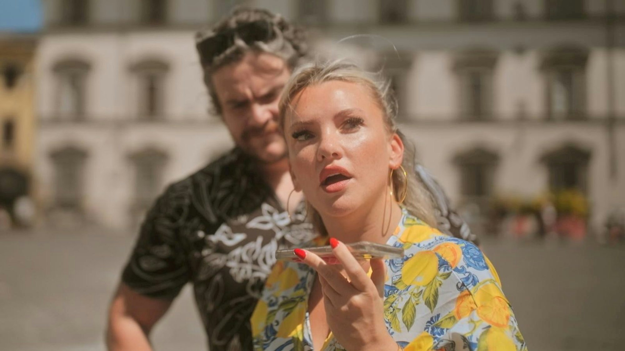 Während sich Evelyn Burdecki Florenz anschaut, bekommt sie plötzlich einen beunruhigenden Anruf. (Bild: Sky/B 28)