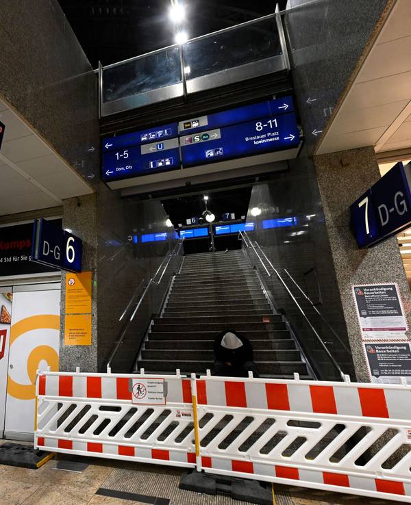 Absperrungen und Hinweisschilder an den Aufgängen sorgen im Hauptbahnhof dafür, dass Bauarbeiten nicht behindert werden. Die Bahn hat am Kölner Hauptbahnhof mit den Bauarbeiten für ein neues Stellwerk begonnen.