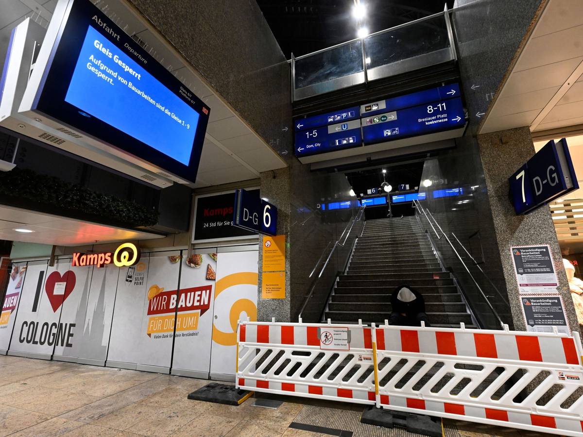Absperrungen und Hinweisschilder an den Aufgängen sorgten im November 2025 im Hauptbahnhof dafür, dass die Bauarbeiten für ein neues Stellwerk nicht behindert wurden.