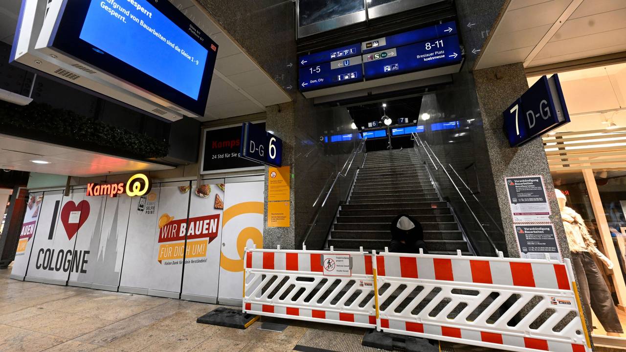 Absperrungen und Hinweisschilder an den Aufgängen sorgen im Hauptbahnhof dafür, dass Bauarbeiten nicht behindert werden. Die Bahn hat am Kölner Hauptbahnhof mit den Bauarbeiten für ein neues Stellwerk begonnen.