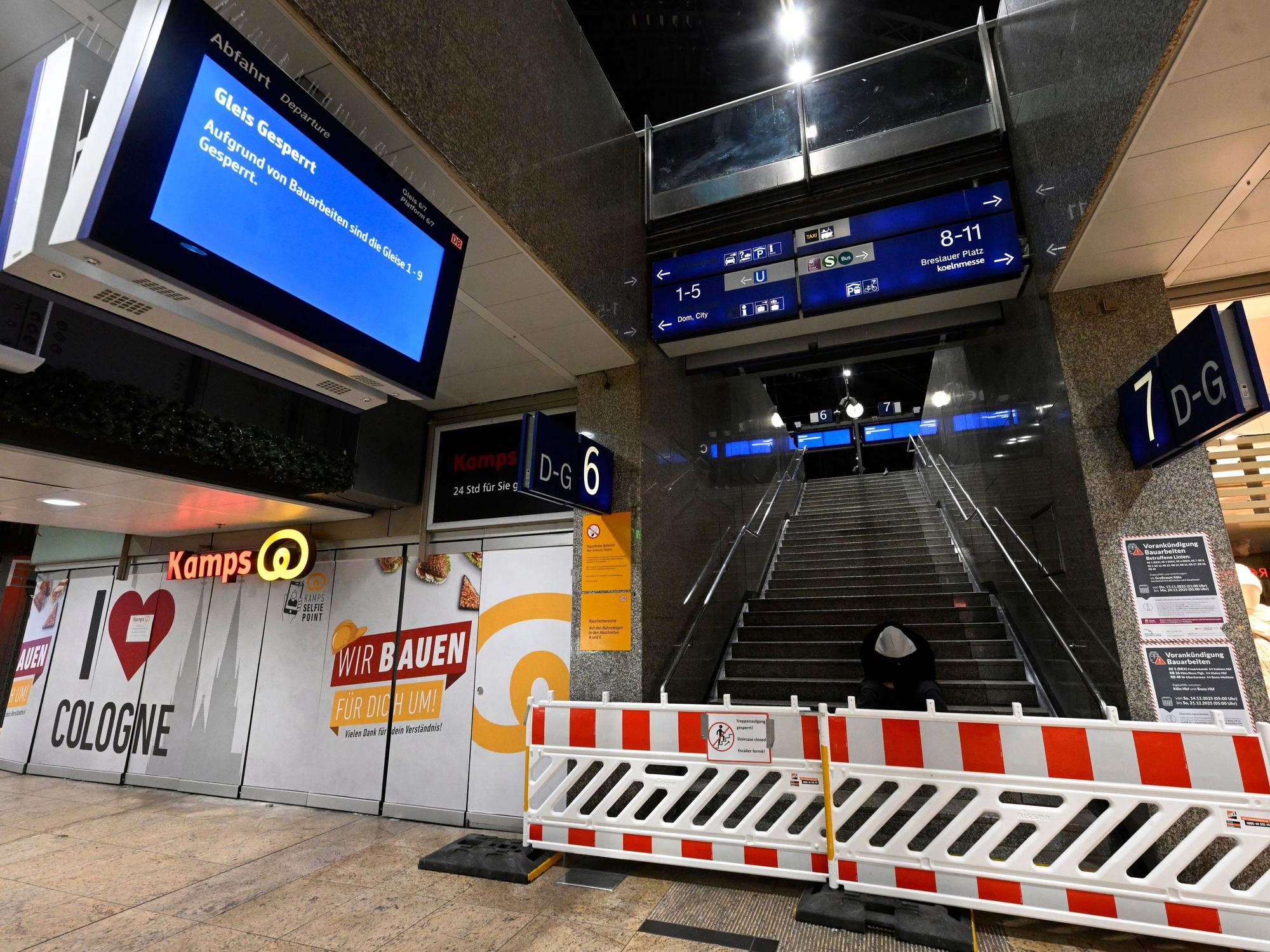 Absperrungen und Hinweisschilder an den Aufgängen sorgten im November 2025 im Hauptbahnhof dafür, dass die Bauarbeiten für ein neues Stellwerk nicht behindert wurden.