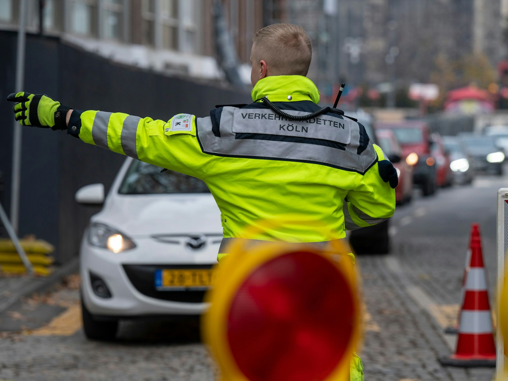10.12.2022, Köln: Verkehrskadetten lotsen die Autofahrer durch die City. Viele Autos von auswärtigen Besuchern verstopfen die Innenstadt. Am dritten Adventssamstag ist es in der Innenstadt sehr voll. Foto: Uwe Weiser