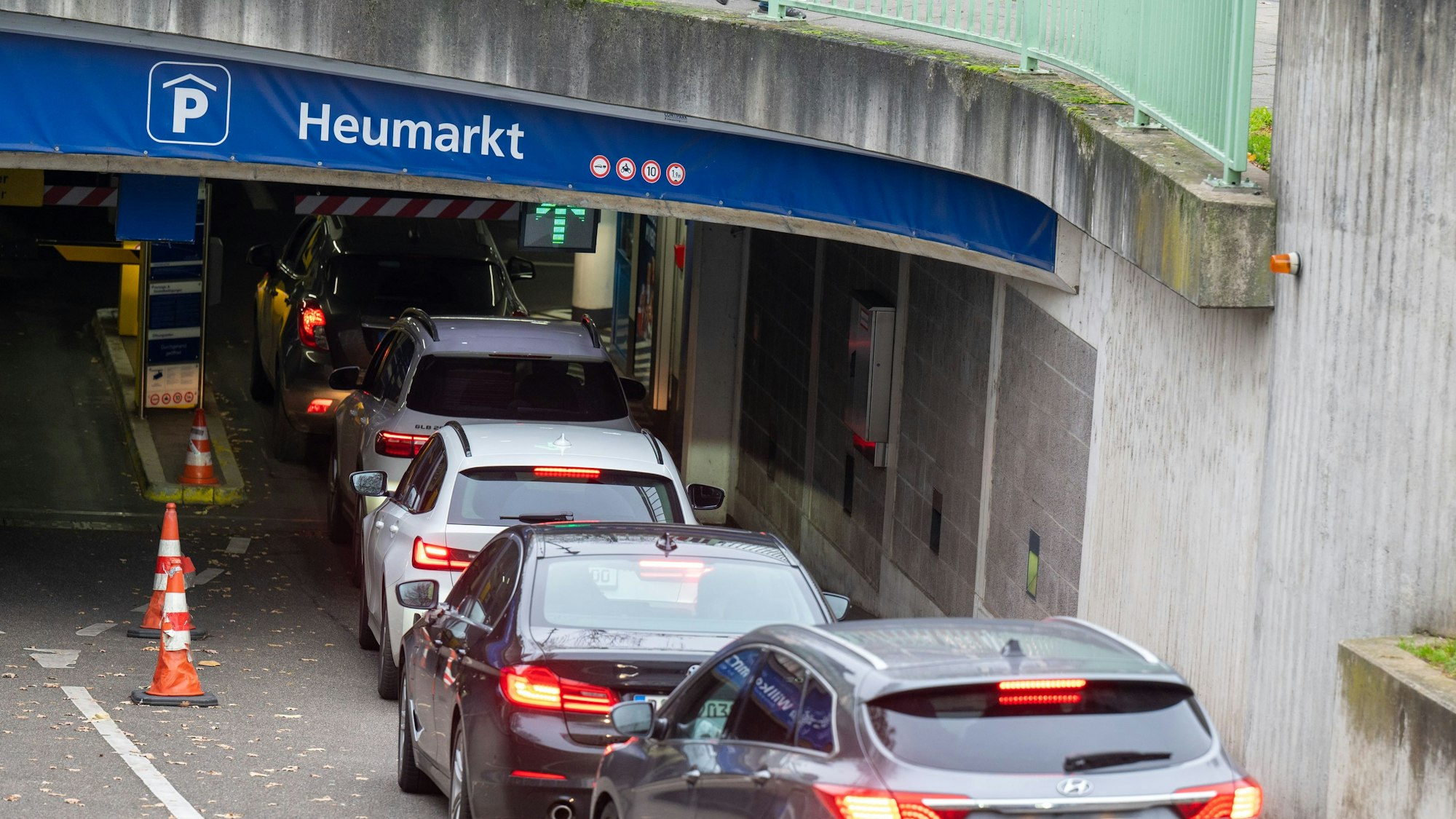 Vor den Parkhäusern bilden sich Warteschlangen. Mit Beginn der Adventswochen wird die Innenstadt entsprechend voll. Das Symbolfoto stammt aus dem Jahr 2022.