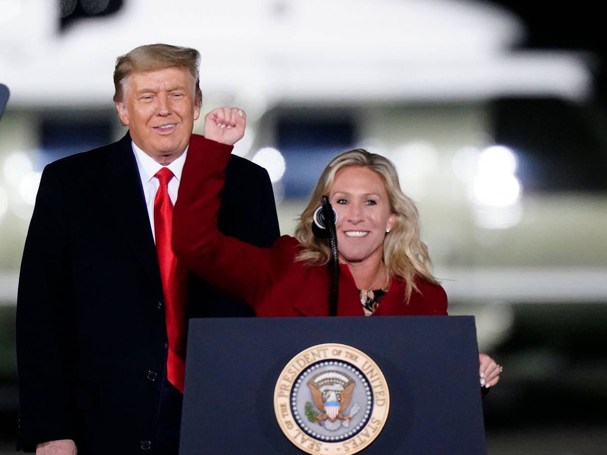 Donald Trump und Marjorie Taylor Greene stehen während einer Wahlkampfkundgebung auf der Bühne.