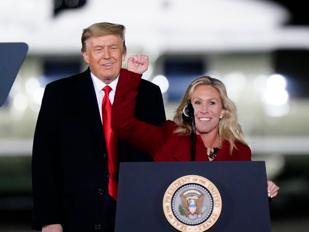 Donald Trump und Marjorie Taylor Greene stehen während einer Wahlkampfkundgebung auf der Bühne.