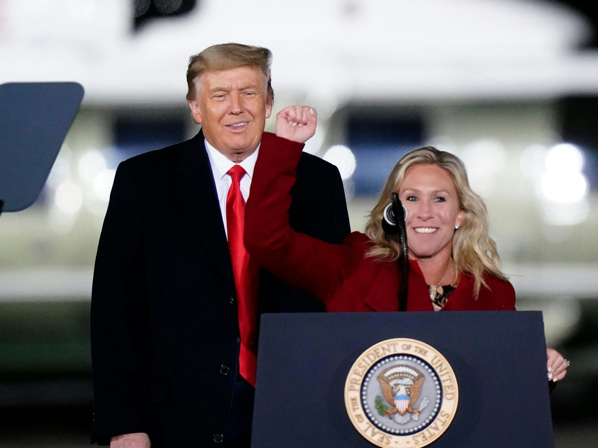 Donald Trump und Marjorie Taylor Greene stehen während einer Wahlkampfkundgebung auf der Bühne.