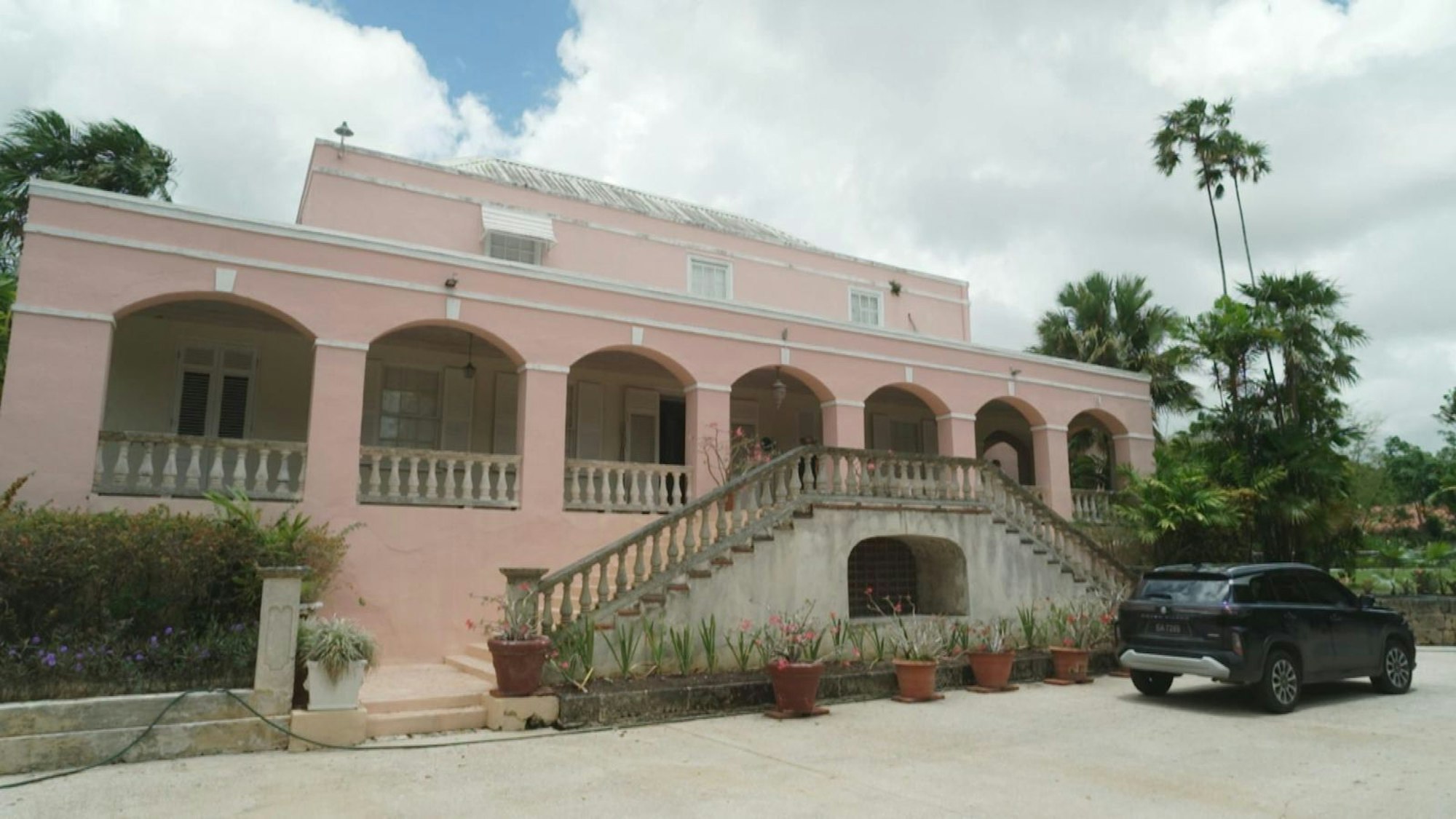 Eine Plantagenvilla auf Barbados bietet zwar jede Menge Platz, birgt aber auch ebenso viel Arbeit für die Reimanns. (Bild: Kabel Eins)