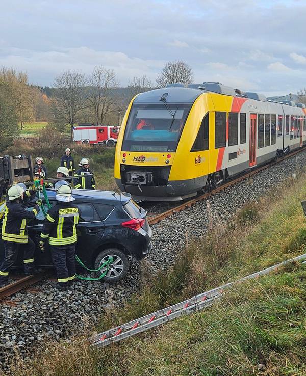 An einem unbeschrankten Bahnübergang bei Erndtebrück ist ein Auto mit einem Regionalzug zusammengestoßen.