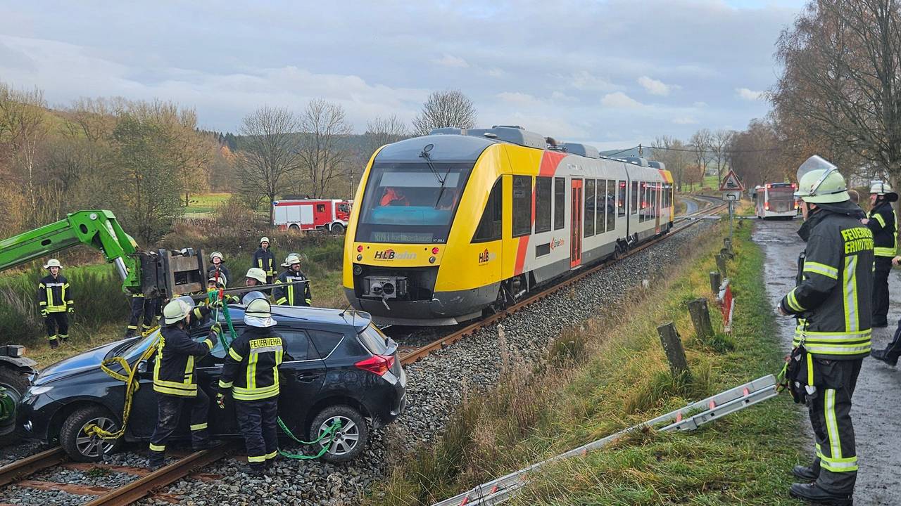 An einem unbeschrankten Bahnübergang bei Erndtebrück ist ein Auto mit einem Regionalzug zusammengestoßen.