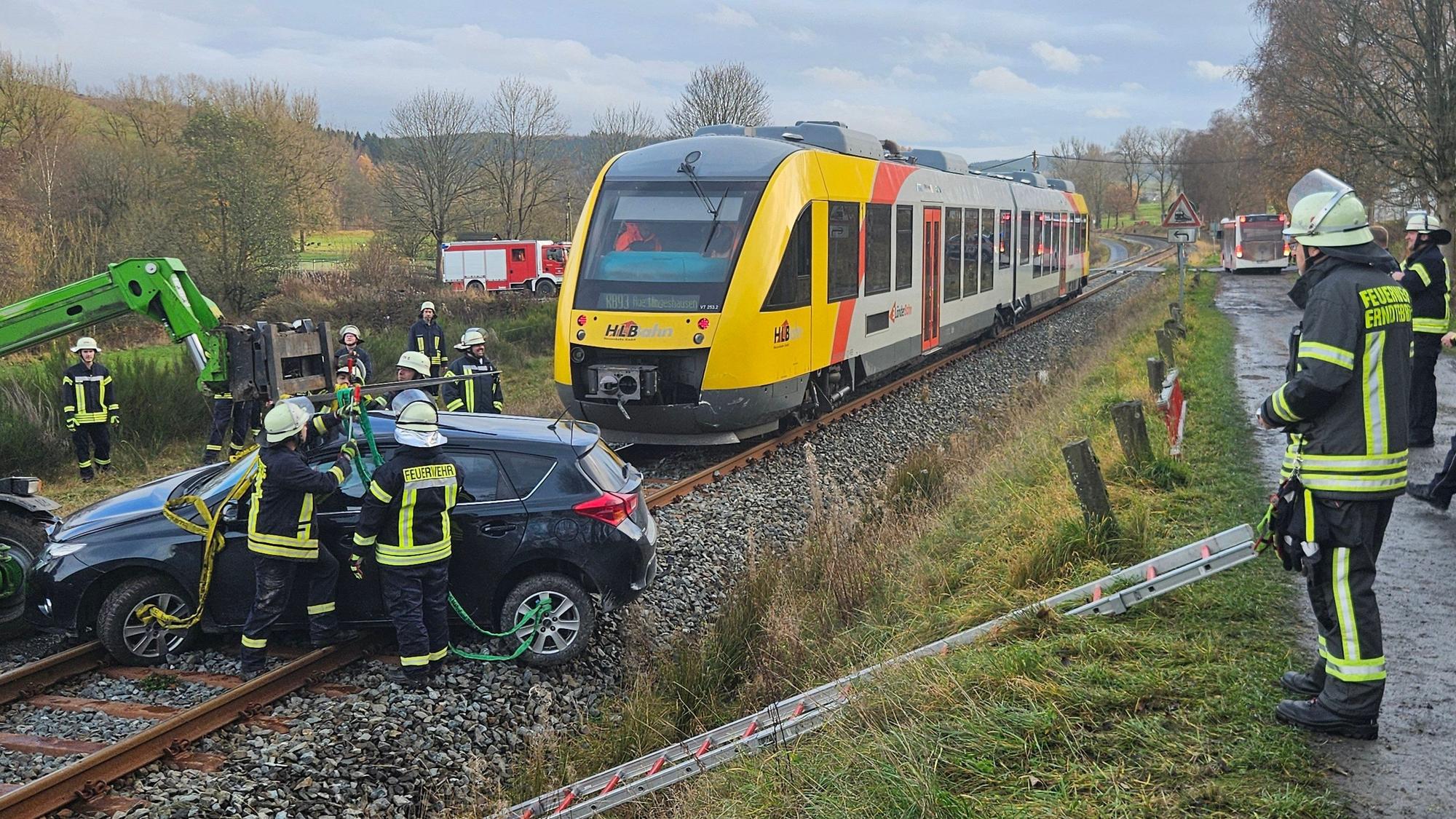 An einem unbeschrankten Bahnübergang bei Erndtebrück ist ein Auto mit einem Regionalzug zusammengestoßen.