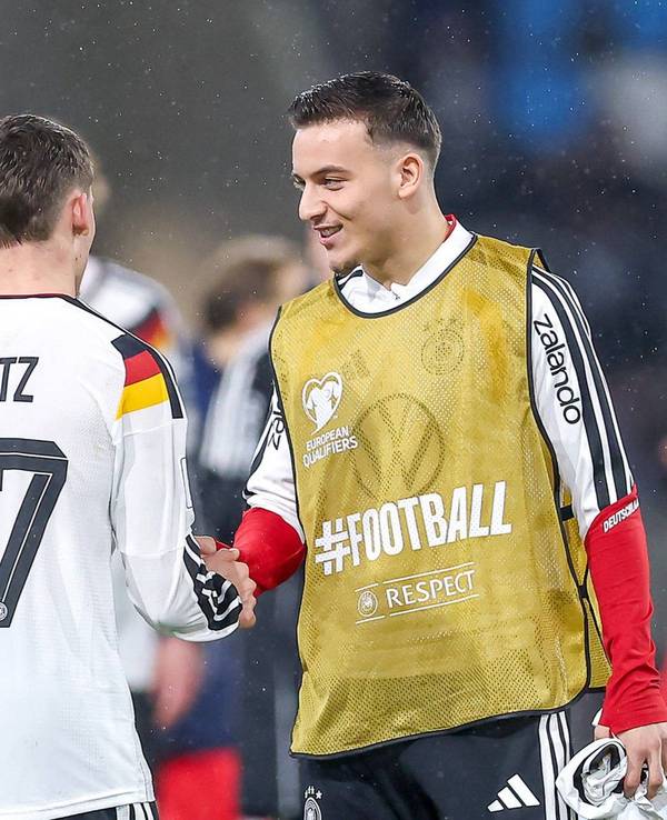 Said El Mala klatscht nach dem Deutschland-Spiel mit Florian Wirtz ab.