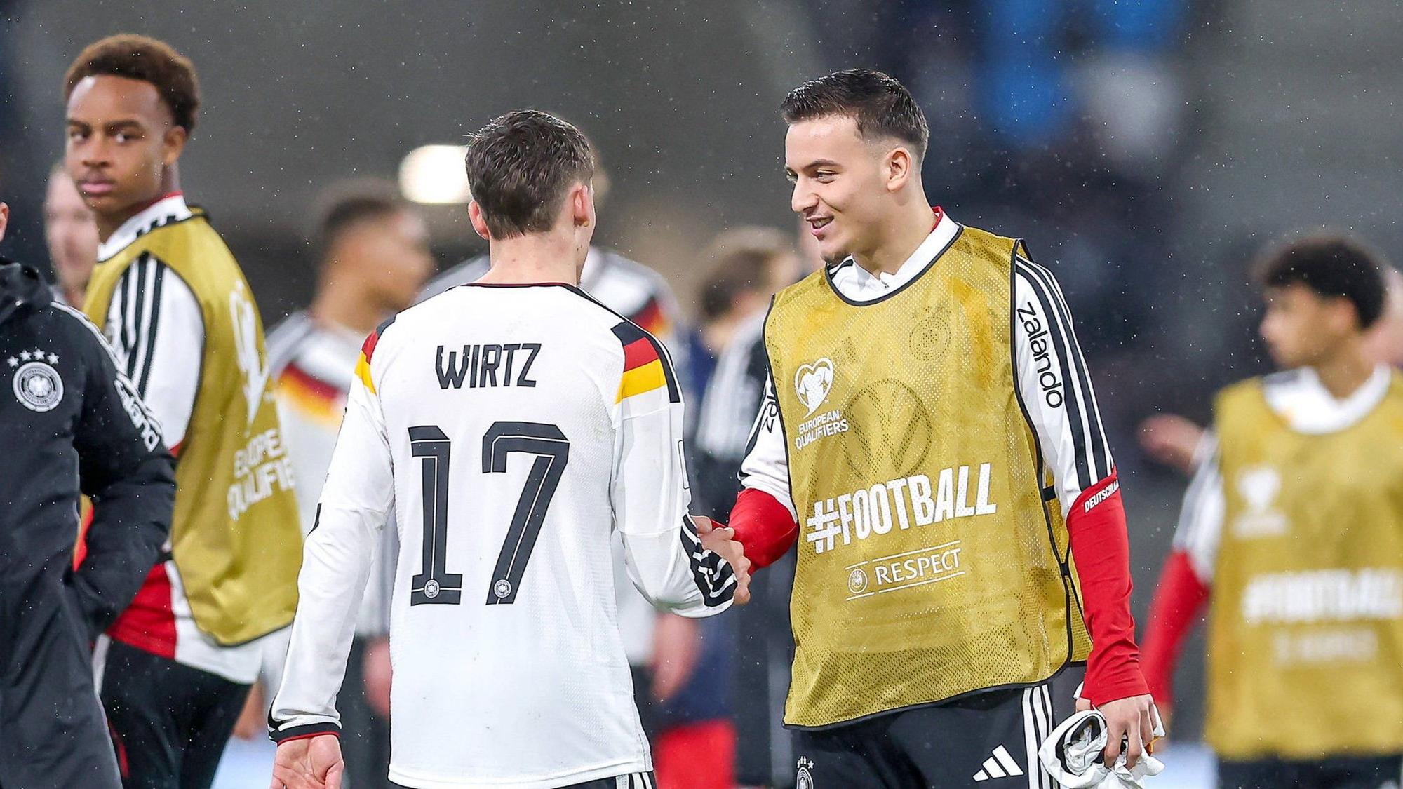 Said El Mala klatscht nach dem Deutschland-Spiel mit Florian Wirtz ab.