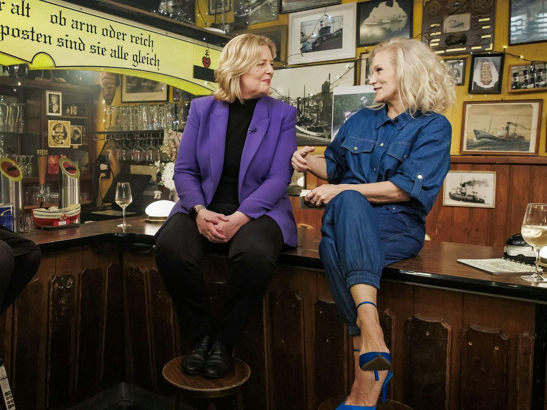 Stammplatz im Kult-TV: Ina Müller (rechts) in ihrer Kneipenshow Inas Nacht, hier mit Gast Bärbel Bas. (Bild: NDR/Morris Mac Matzen)