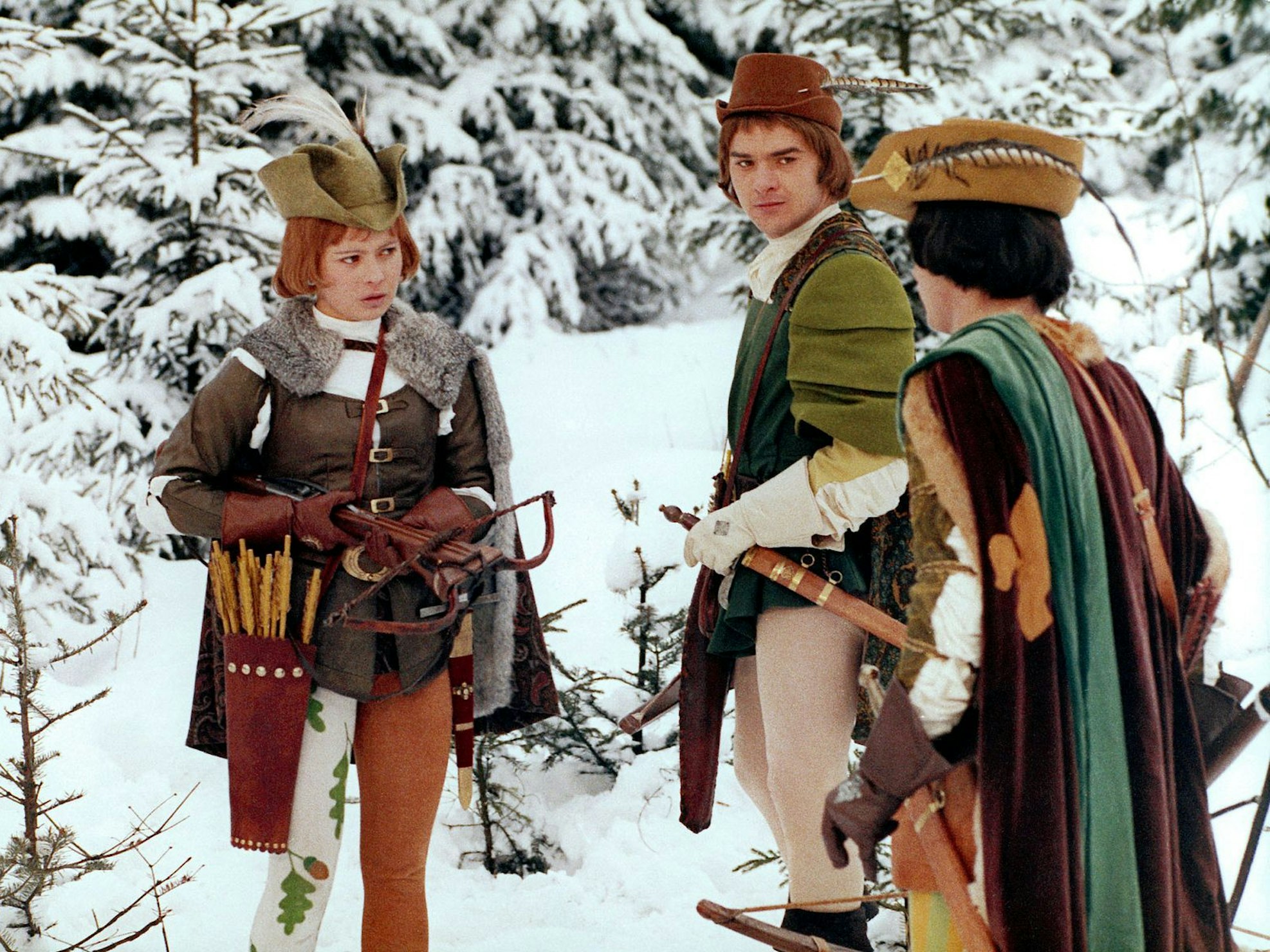 Aschenbrödel (Libuse Safránková) verkleidet sich als Junge, um mit dem Prinzen (Pavel Trávnícek, rechts) um die Wette schießen zu können. Auf den ersten Blick ist sie alles andere als eine Prinzessin ... (Bild: WDR/DRA)