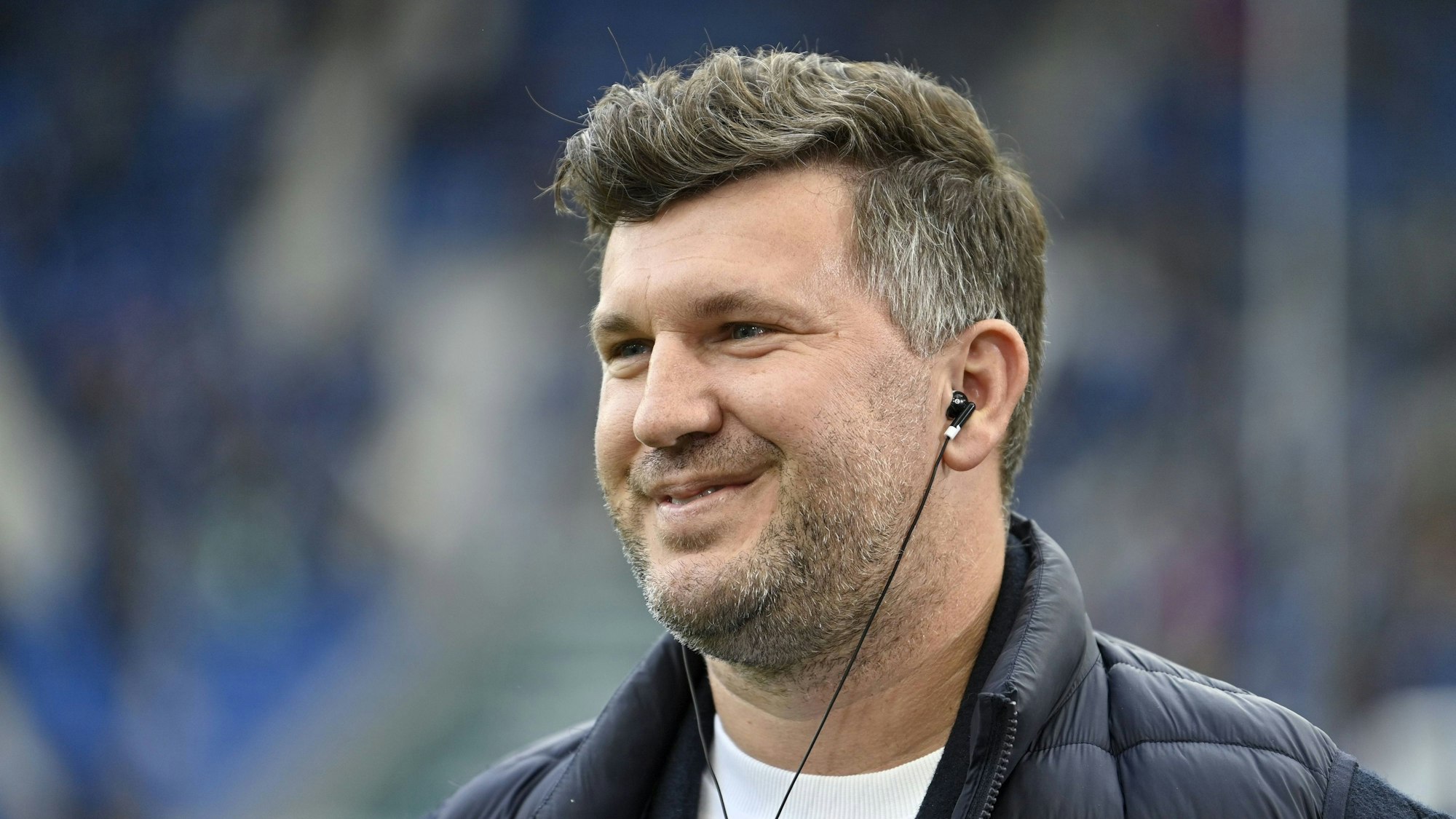 Andreas Schicker vor einem Spiel der TSG Hoffenheim im Interview.