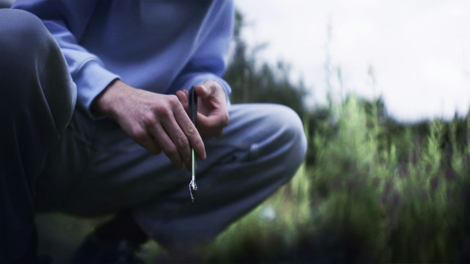 Wochen vor dem Verschwinden seines Vaters, findet einer der Söhne einen Armbrustpfeil im Garten. (Bild: ZDF/Tobias Schütze)