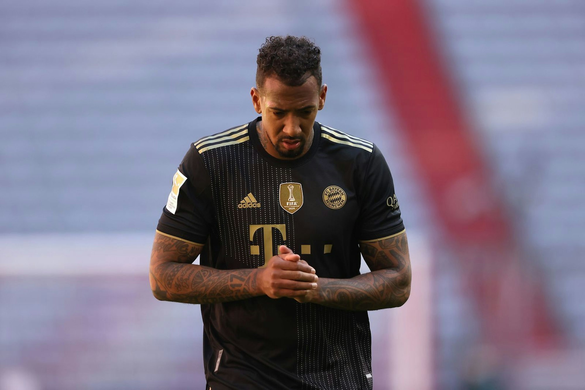 Bei der WM 2014 war Jérôme Boateng gefeierter Held - als Fußballer auf dem Platz und als Integrationssymbol daneben. Doch seither hat Boatengs Ruf gelitten, vor allem wegen seiner Verurteilung im Fall häuslicher Gewalt. In der ARD-Doku „Being Jérôme Boateng“ spricht der Ex-Kicker erstmals über die Vorwürfe. (Bild: 2021 Getty Images/Alexander Hassenstein)