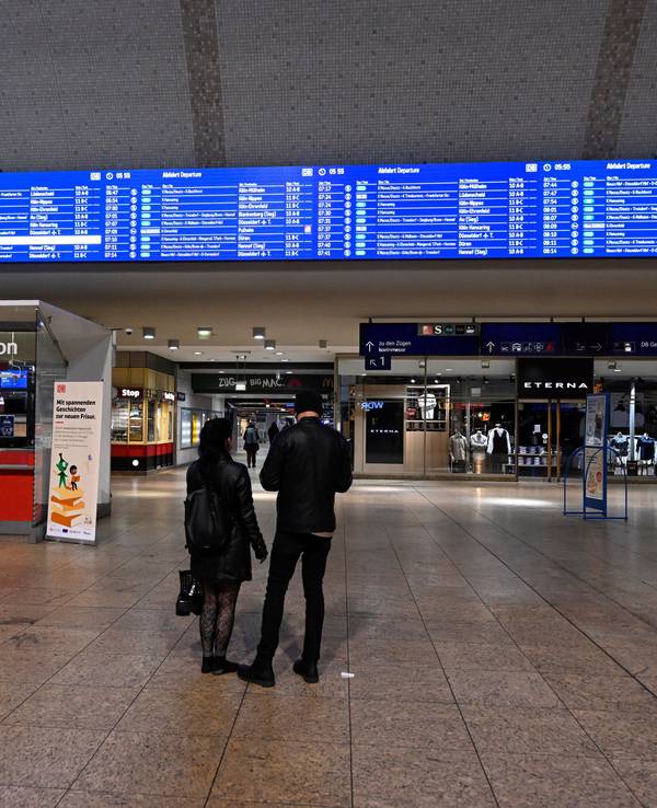 Seit Freitagabend (14. November 2025) ist der Kölner Hauptbahnhof gesperrt. Bis zum Morgen des 24. November kommen Reisende nur noch mit der S-Bahn oder der U-Bahn weiter - der Fernverkehr der Bahn macht in dieser Zeit einen Bogen um den Bahnhof am Dom.