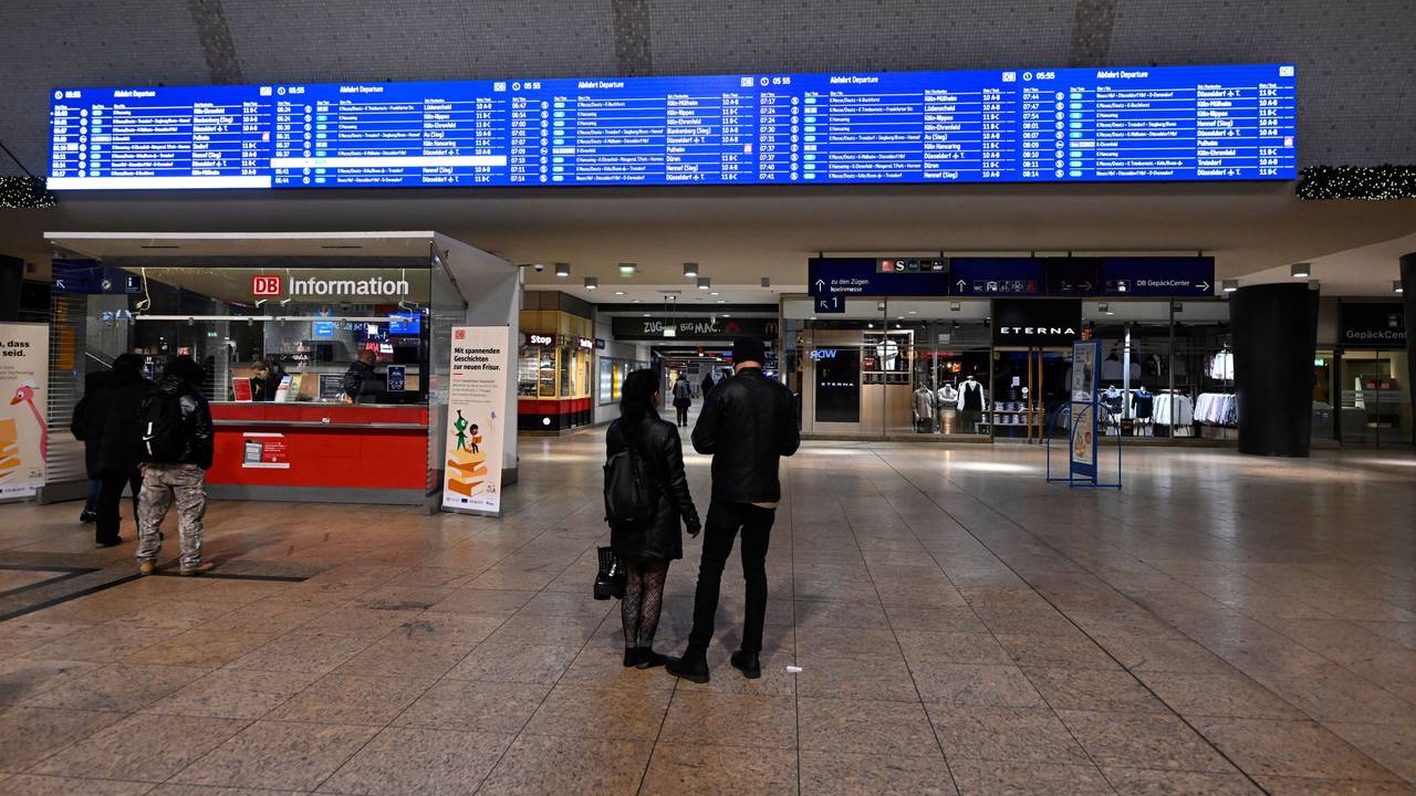 Seit Freitagabend (14. November 2025) ist der Kölner Hauptbahnhof gesperrt. Bis zum Morgen des 24. November kommen Reisende nur noch mit der S-Bahn oder der U-Bahn weiter - der Fernverkehr der Bahn macht in dieser Zeit einen Bogen um den Bahnhof am Dom.