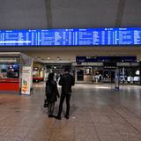 Seit Freitagabend (14. November 2025) ist der Kölner Hauptbahnhof gesperrt. Bis zum Morgen des 24. November kommen Reisende nur noch mit der S-Bahn oder der U-Bahn weiter - der Fernverkehr der Bahn macht in dieser Zeit einen Bogen um den Bahnhof am Dom.