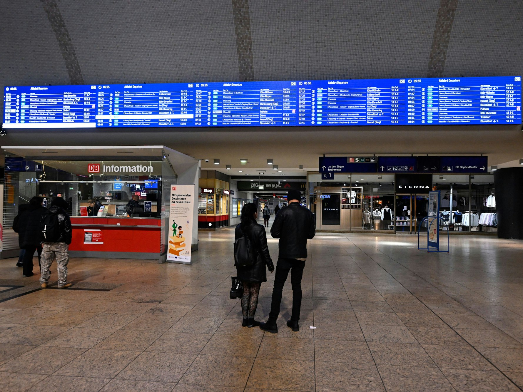 Seit Freitagabend (14. November 2025) ist der Kölner Hauptbahnhof gesperrt. Bis zum Morgen des 24. November kommen Reisende nur noch mit der S-Bahn oder der U-Bahn weiter - der Fernverkehr der Bahn macht in dieser Zeit einen Bogen um den Bahnhof am Dom.